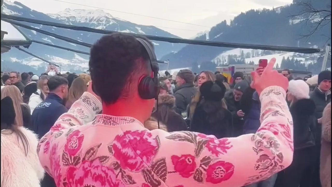 Warren Will mixing live in a packed club